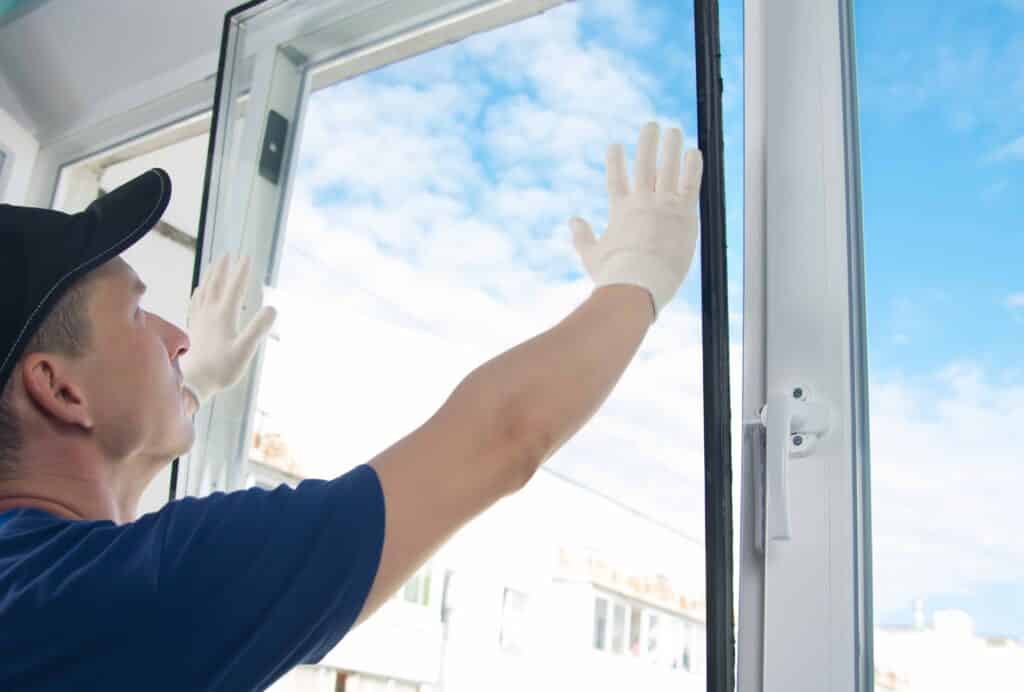 Fachbetrieb tauscht ein altes Fenster gegen ein neues aus